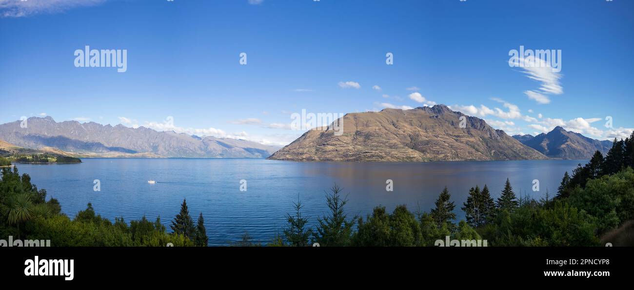 Lake Wakatipu at Queenstown, South Island, New Zealand Stock Photo - Alamy