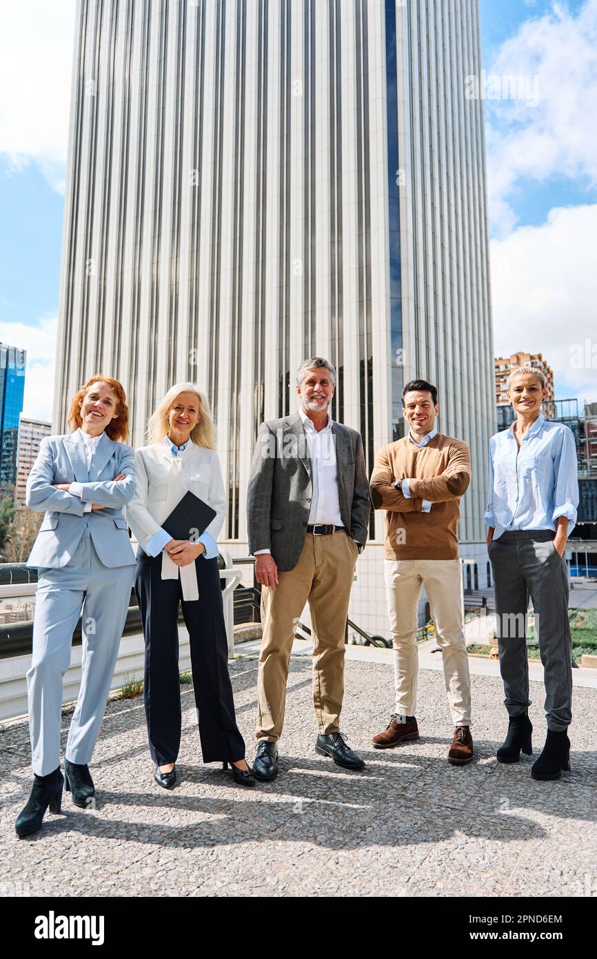 Photo business people standing in hi-res stock photography and images ...