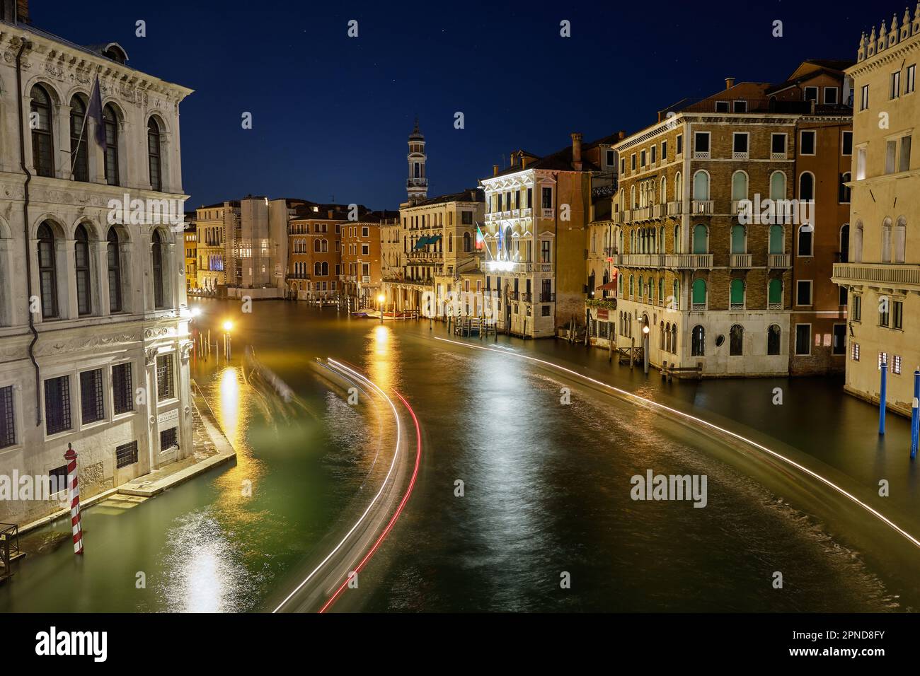 Venice: night view of Rialto Bridge ( Ponte Rialto ) on Canal Grande in ...