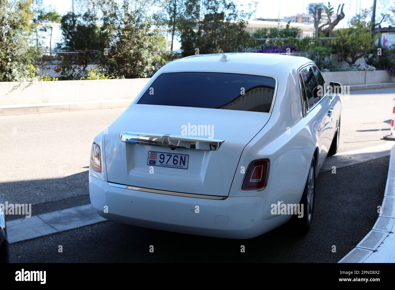 Rolls royce parked in front hi-res stock photography and images - Alamy, image size:1300x956