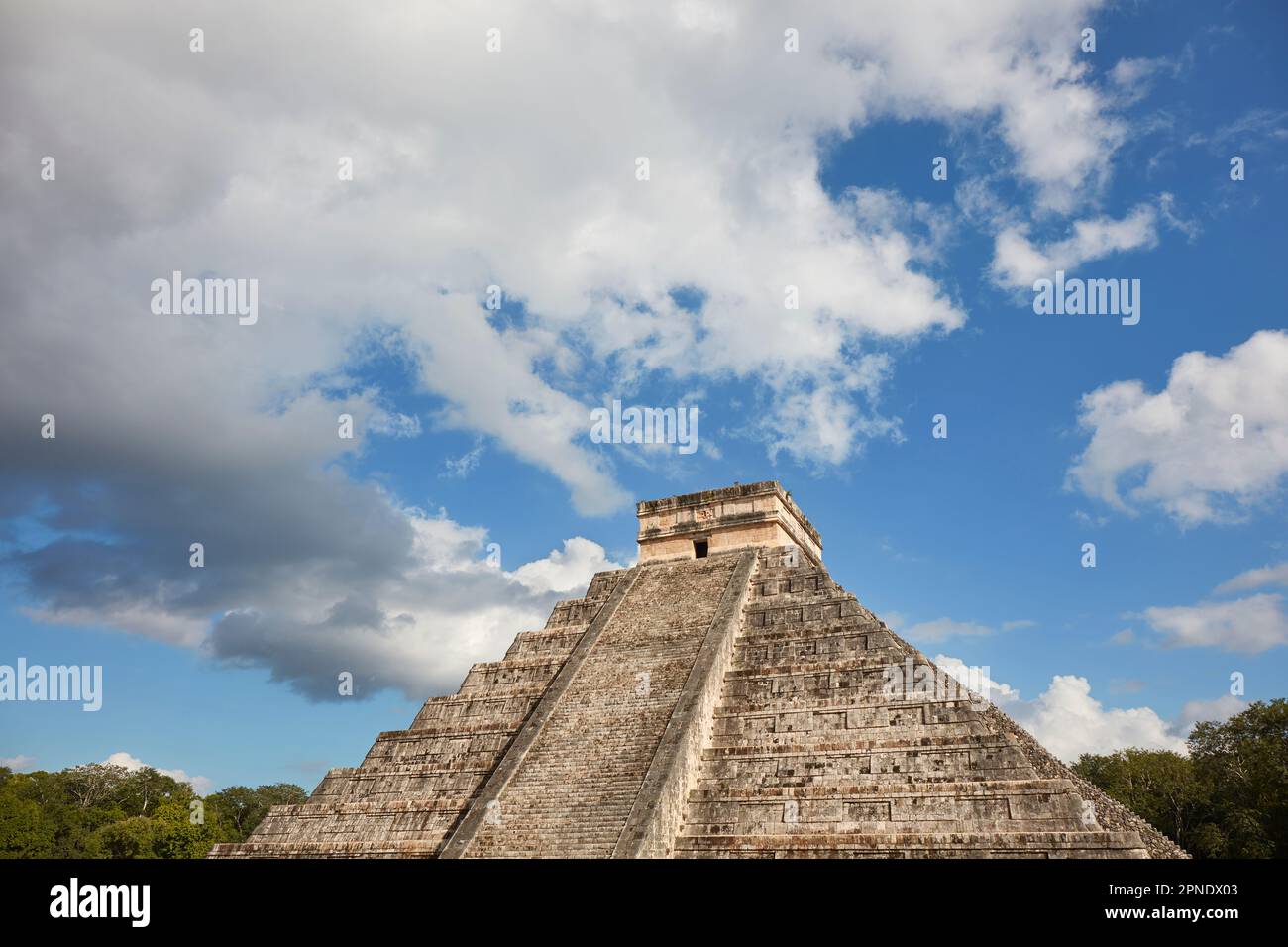 The 'Temple of Kukulcan' (El Castillo), a Mesoamerican step-pyramid inside the archaeological site of Chichen Itza, Yucatan, Mexico. Stock Photo