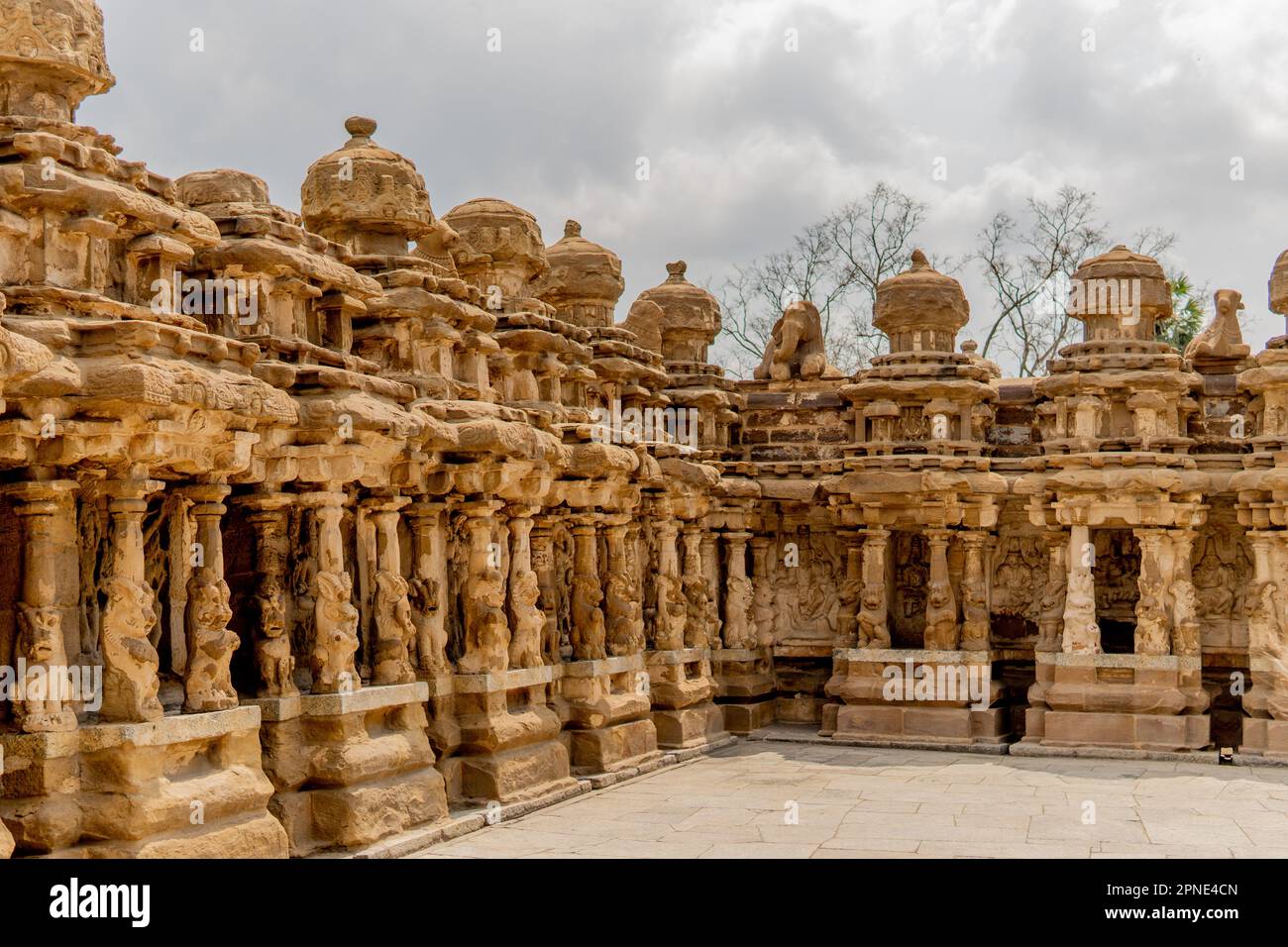Temple corridor with its beautiful old sculptures of mythological lion at Kailasanatha temple, Kanchipuram (Kancheepuram Kanjivaram), Tamil-Nadu, Indi Stock Photo