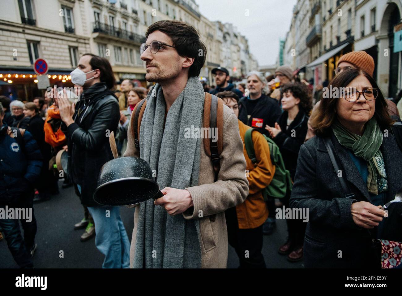 Jan Schmidt-Whitley/Le Pictorium - 17/4/2023  -  France / Paris / Paris  -  Des manifestants font resonner leurs casseroles devant la mairie du 10e. Plusieurs milliers de personnes se sont reunies devant la mairie du 10e arrondissement de Paris pour protester contre la politique de Emmanuel Macron et contre la reforme des retraites. Plusieurs centaines de personnes ont ensuite parcouru Paris pendant plusieurs heures en formant de multiples corteges sauvages et jouant au chat et a la souris avec les forces de l'ordre depassees par les evenements et la mobilite des groupes composes majoritaireme Stock Photo