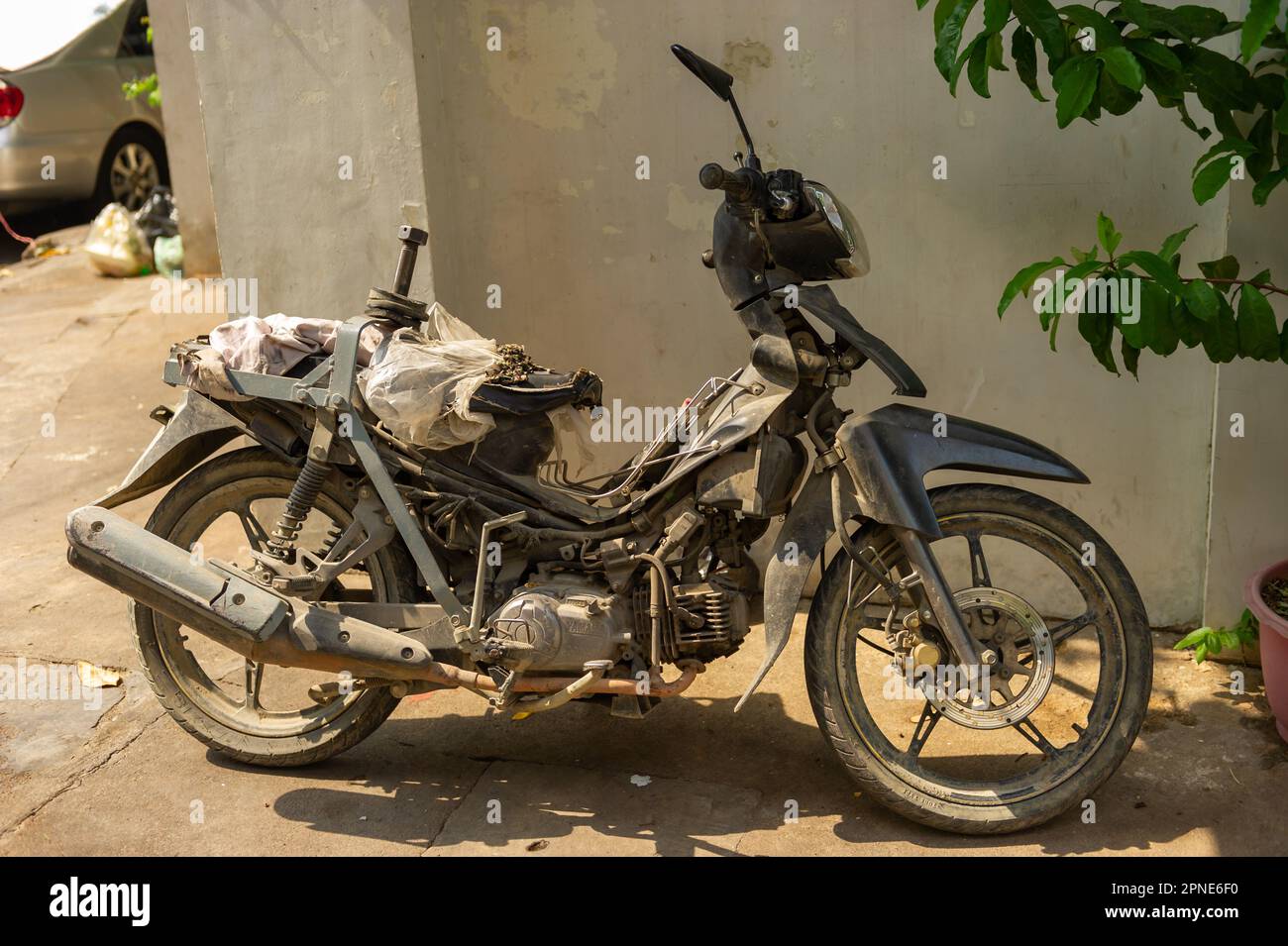 An abandoned motorcycle in Phnom Penh, Cambodia Stock Photo - Alamy