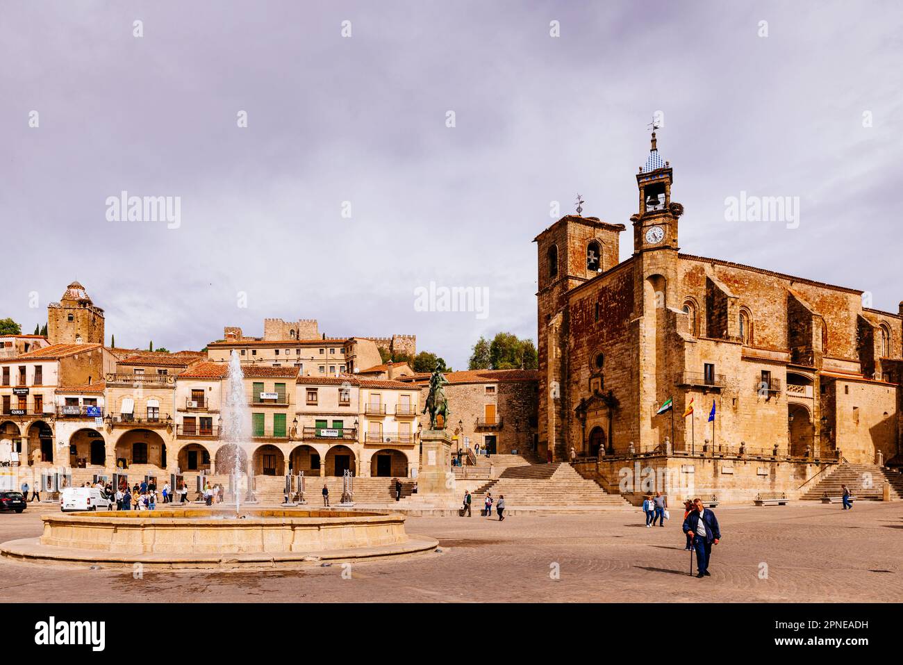 Panoramic view of Plaza Mayor, with San Martin church (R) and arcaded houses (L). Trujillo, Cáceres, Extremadura, Spain, Europe Stock Photo