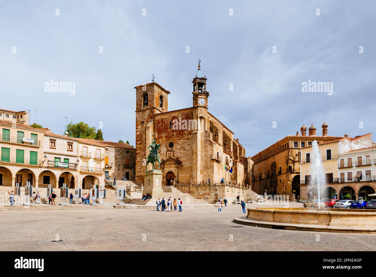 Panoramic view of Plaza Mayor, with San Martin church (C) arcaded houses (L) and Palace of Carvajal Vargas or of the Dukes of San Carlos (R). Trujillo Stock Photo