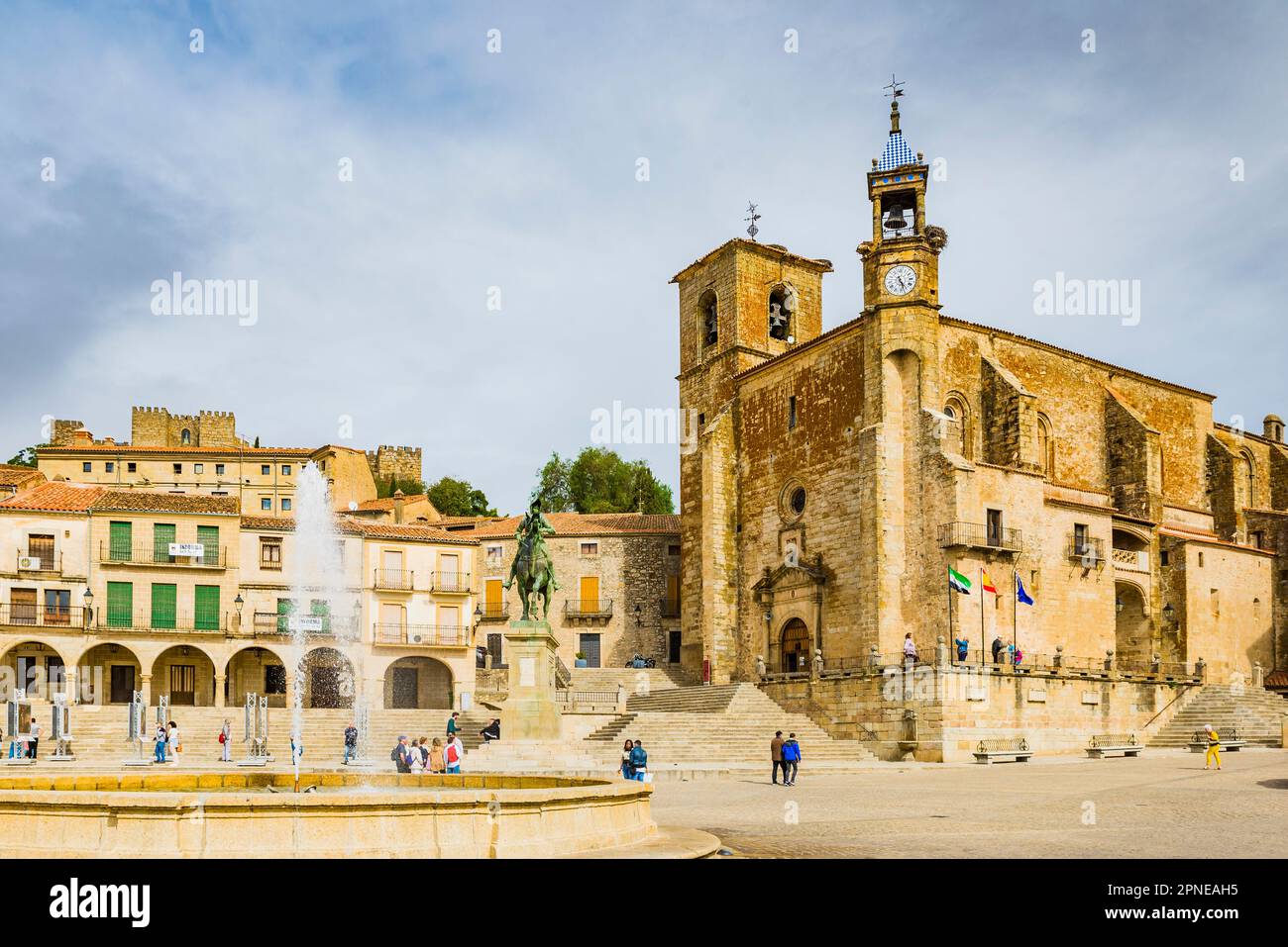 Panoramic view of Plaza Mayor, with San Martin church (R) and arcaded houses (L). Trujillo, Cáceres, Extremadura, Spain, Europe Stock Photo