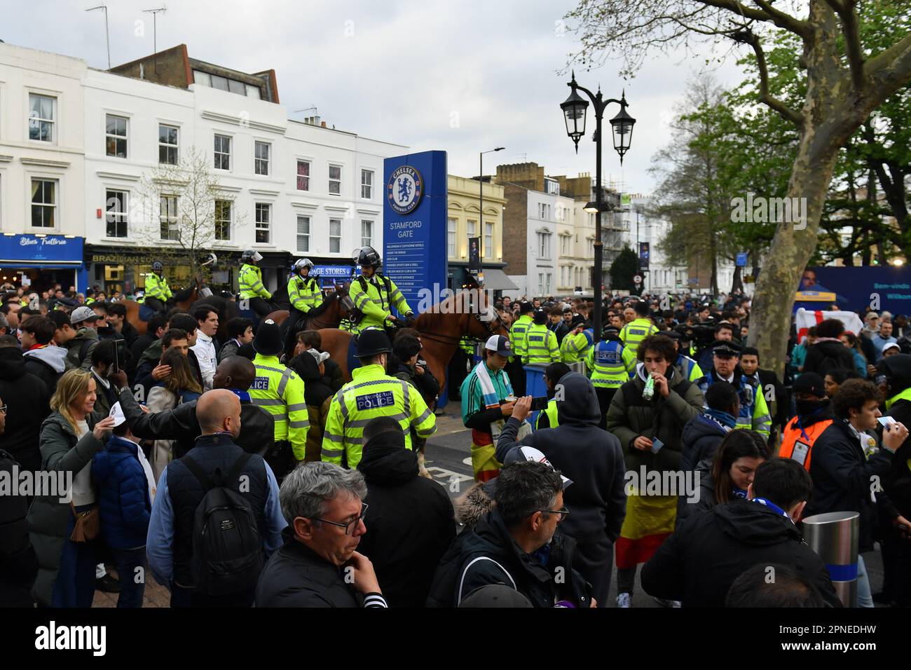 Bridge Fans Stamford bridge fans arriving hi-res stock photography and images - Alamy