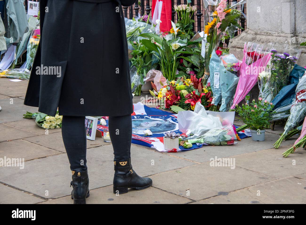 English people mourn the death of the Queen in front of Buckingham ...