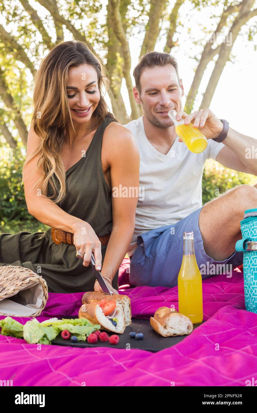 Couple having picnic hi-res stock photography and images - Alamy