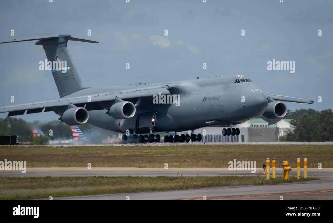 A C-5M Super Galaxy touches down to the runway April 5 at Eglin Air Force Base, Fla. The 436th Airlift Wing aircraft flew to Eglin for some heavy cargo training for Air Force and Army aerial porters and loadmasters.  More than 150,000 pounds of equipment was loaded, secured and offloaded in only a few hours.  (U.S. Air Force photo/Samuel King Jr.) Stock Photo