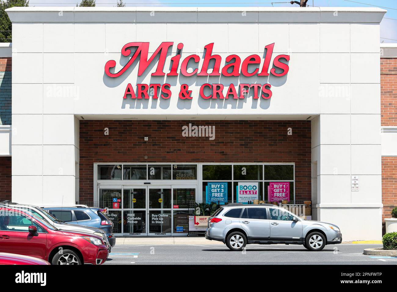 Michaels Arts and Crafts storefront driv, Stock Video