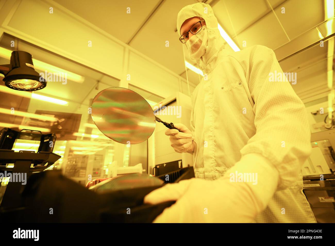 Electronics in clean room silicon hi-res stock photography and images ...