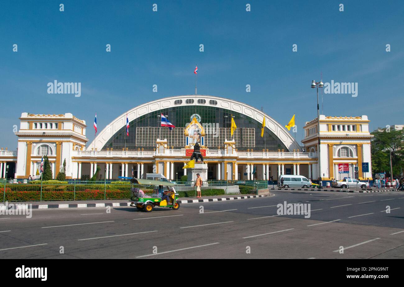 Thailand: Hualamphong (Hua Lamphong) Railway Station in Bangkok. The station was originally opened in 1916 and built in Italian Neo-Renaissance style. The front of the station was designed by Italian architect Mario Tamagno (1877 - 1941). Stock Photo