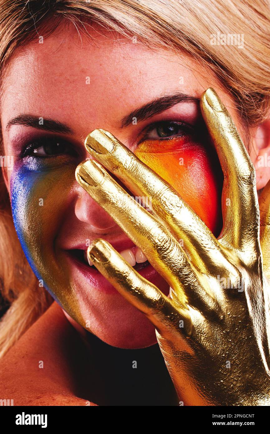 Woman with golden body paint with glitters - Free Stock Video