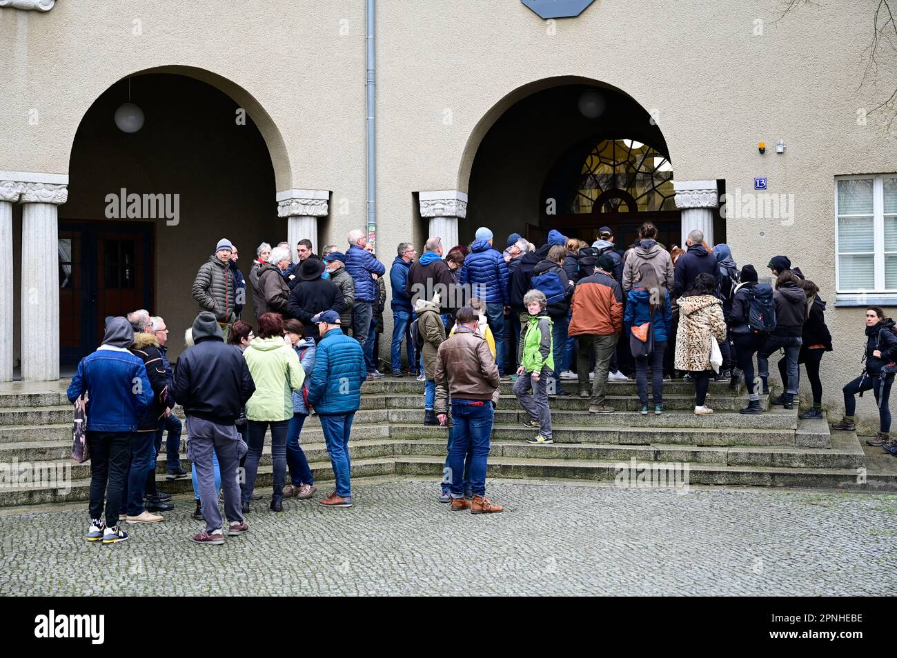 Zwei Demonstrationen am Rande der Sondersitzung des Kreistages über geplante Asylbewerberunterkünfte in Hirschfelde und Boxberg in der Aula des BSZ. G Stock Photo