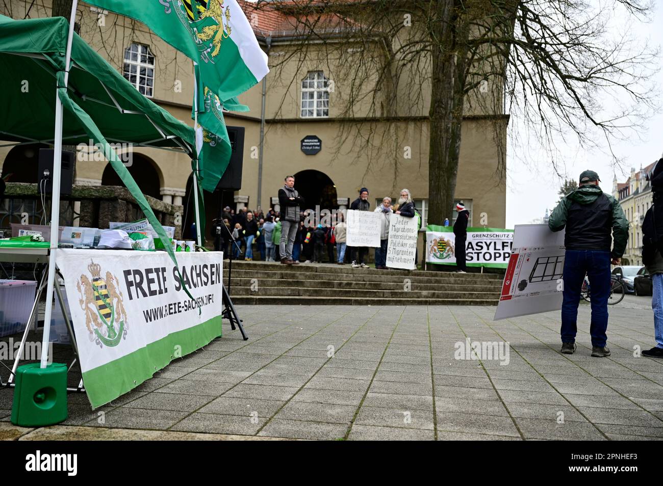 Zwei Demonstrationen am Rande der Sondersitzung des Kreistages über geplante Asylbewerberunterkünfte in Hirschfelde und Boxberg in der Aula des BSZ. G Stock Photo