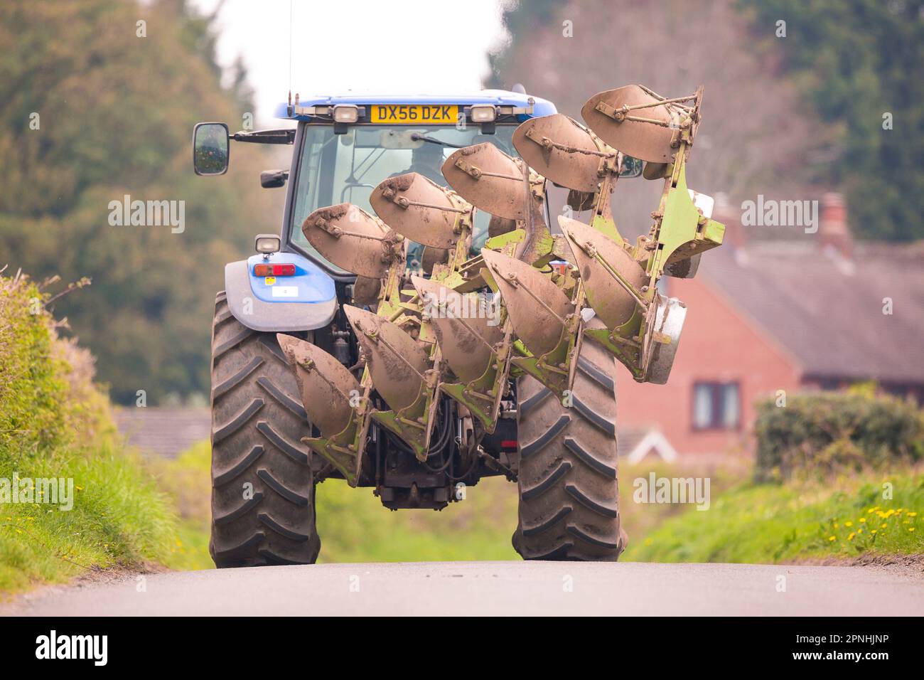 Kidderminster, UK. 19th April, 2023. UK weather farm workers are out
