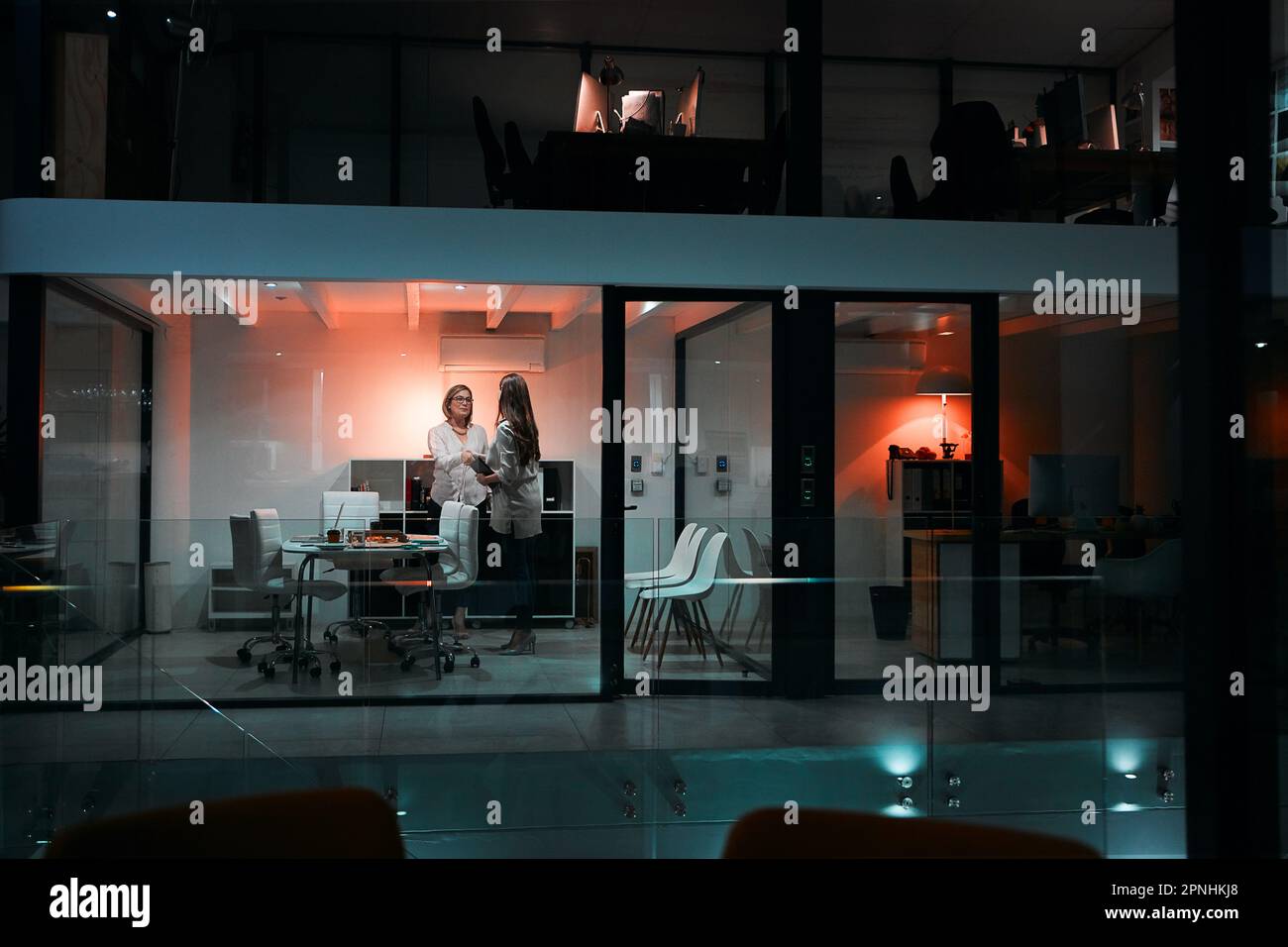 Modern dark meeting room hi-res stock photography and images - Alamy