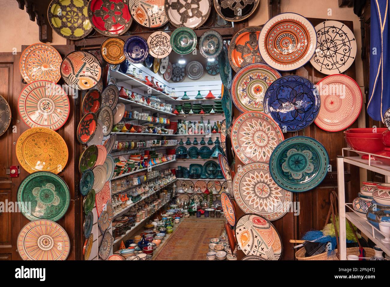 Schön dekorierter Souvenirladen mit traditioneller marokkanischer Keramik, Souvenir shop with traditional moroccan pottery Stock Photo