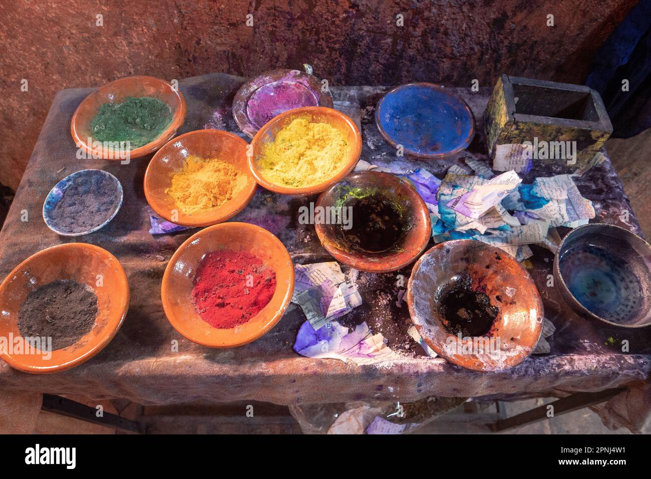 Kleine Palette von Farbpulvern zum Färben von Leder Stock Photo