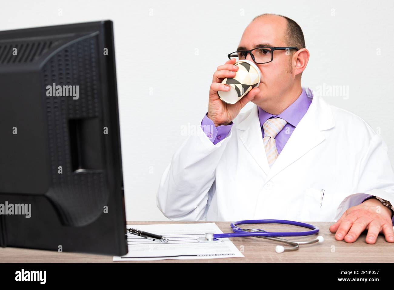 Doctor wearing white lab coat hi-res stock photography and images - Alamy