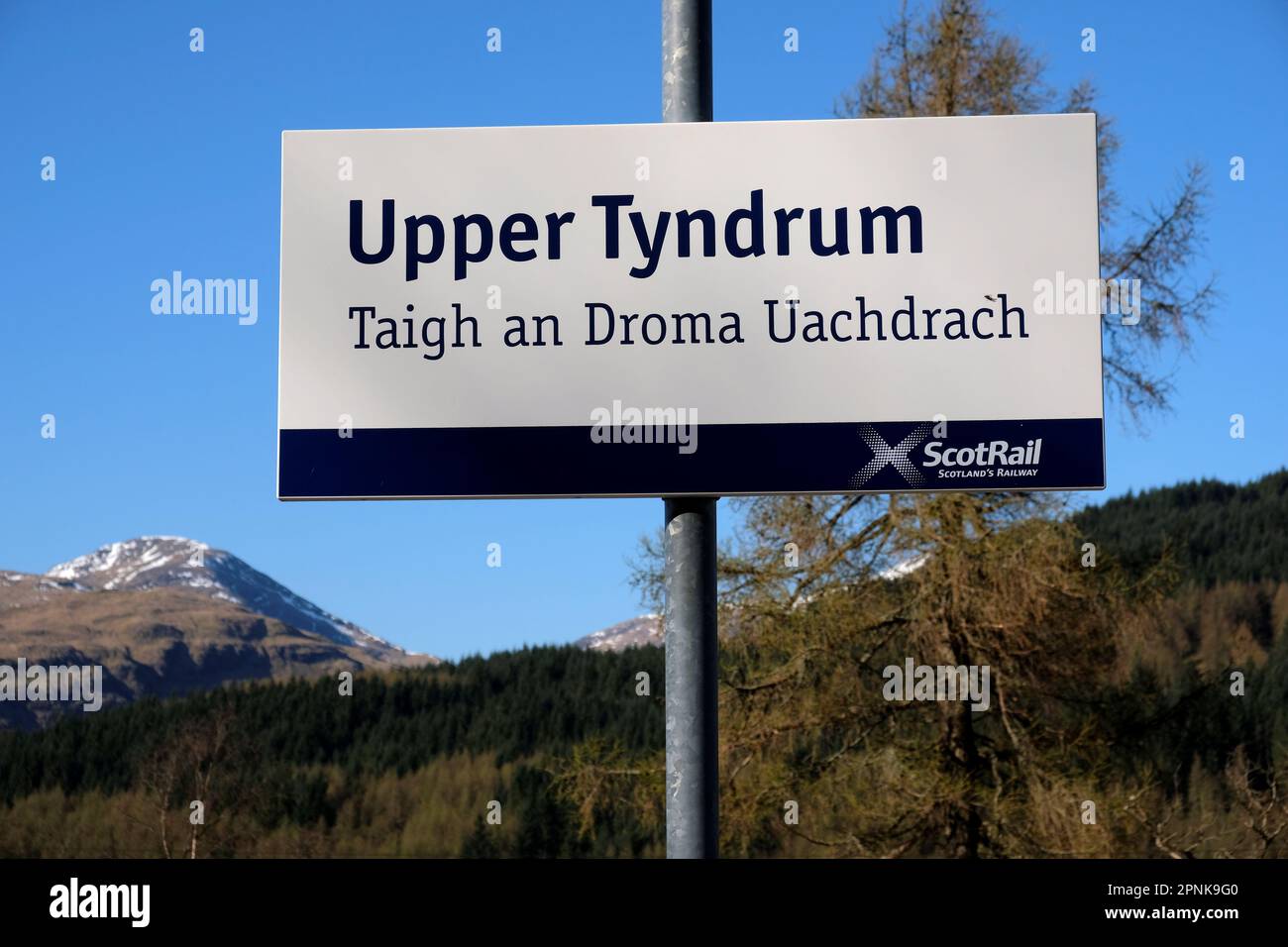 Upper Tyndrum railway station sign, with a view towards Ben Lui and Ben Oss, Tyndrum Scotland Stock Photo