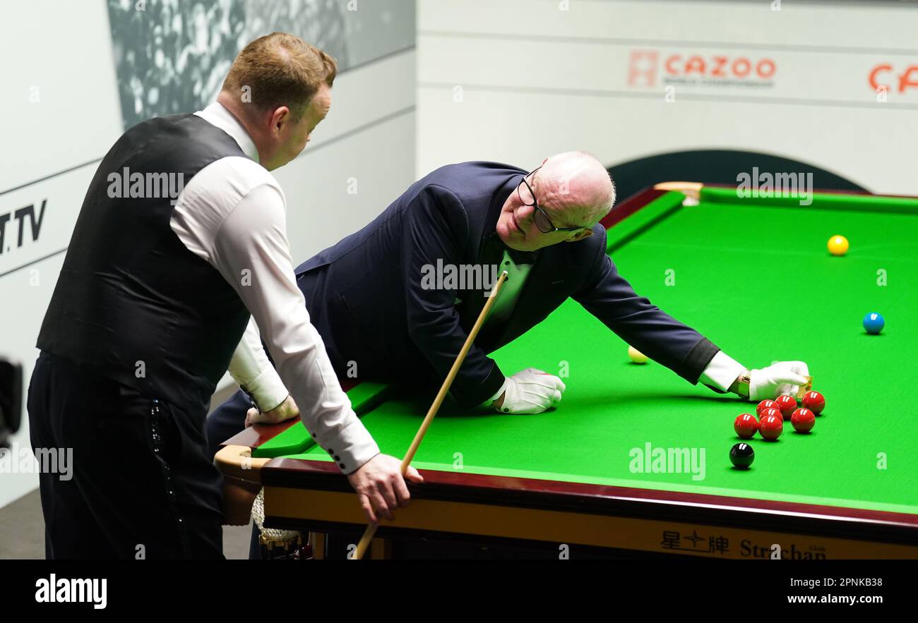 Shaun Murphy speaks with referee Leo Scullion during his match with Si