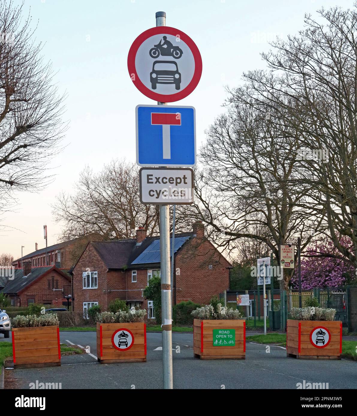No Through Road, No Vehicles, in Grange Avenue, Westy, Latchford near LTN, Warrington, Cheshire, England, UK, WA4 1JH Stock Photo