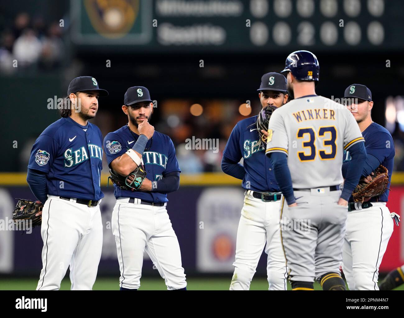 Milwaukee Brewers' Jesse Winker (33) his a RBI single during the