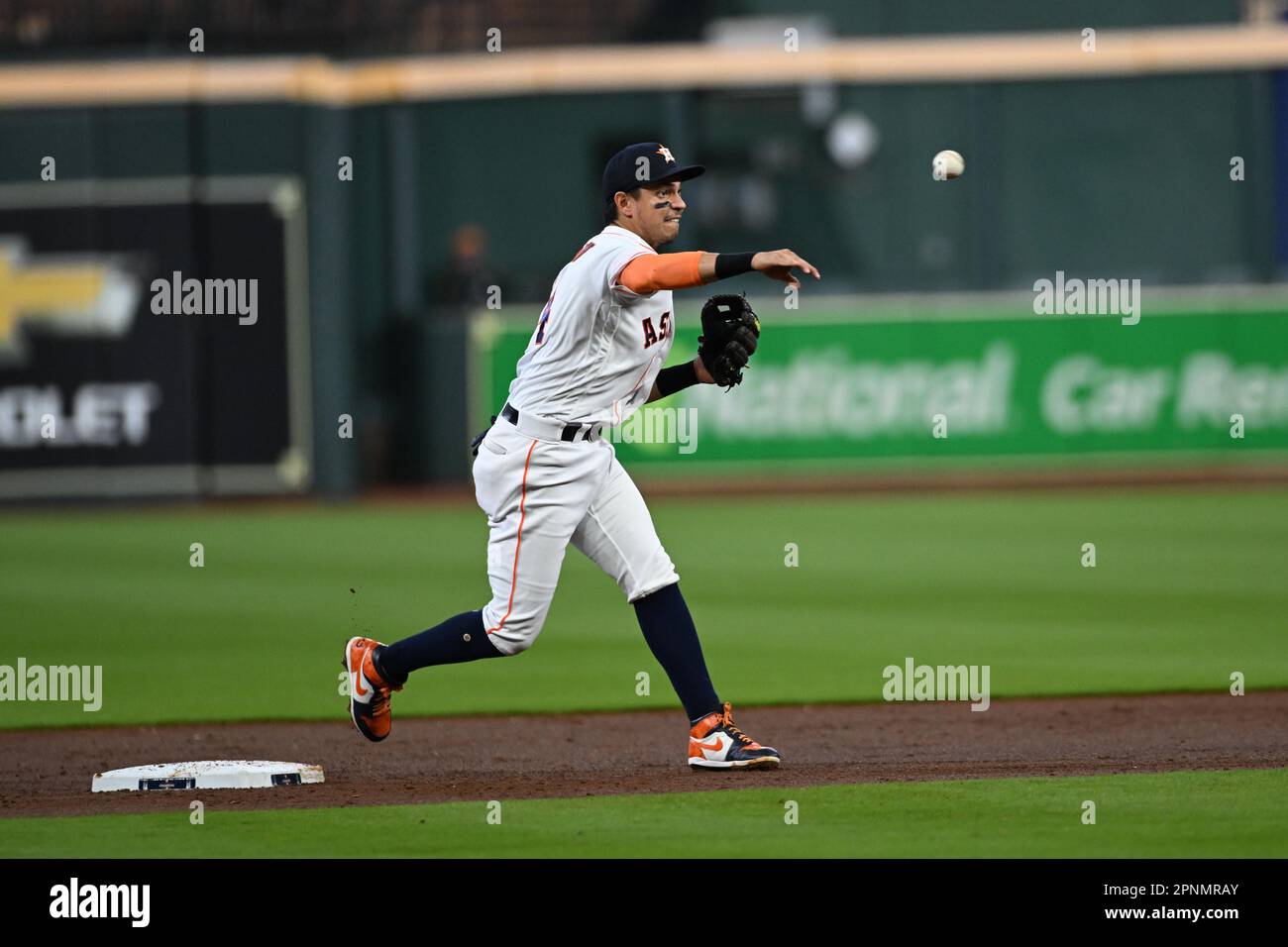 St. Petersburg, FL. USA; Minnesota Twins first baseman Willians Astudillo  (64) fields a ball and gets the unassisted out during a major league baseba  Stock Photo - Alamy