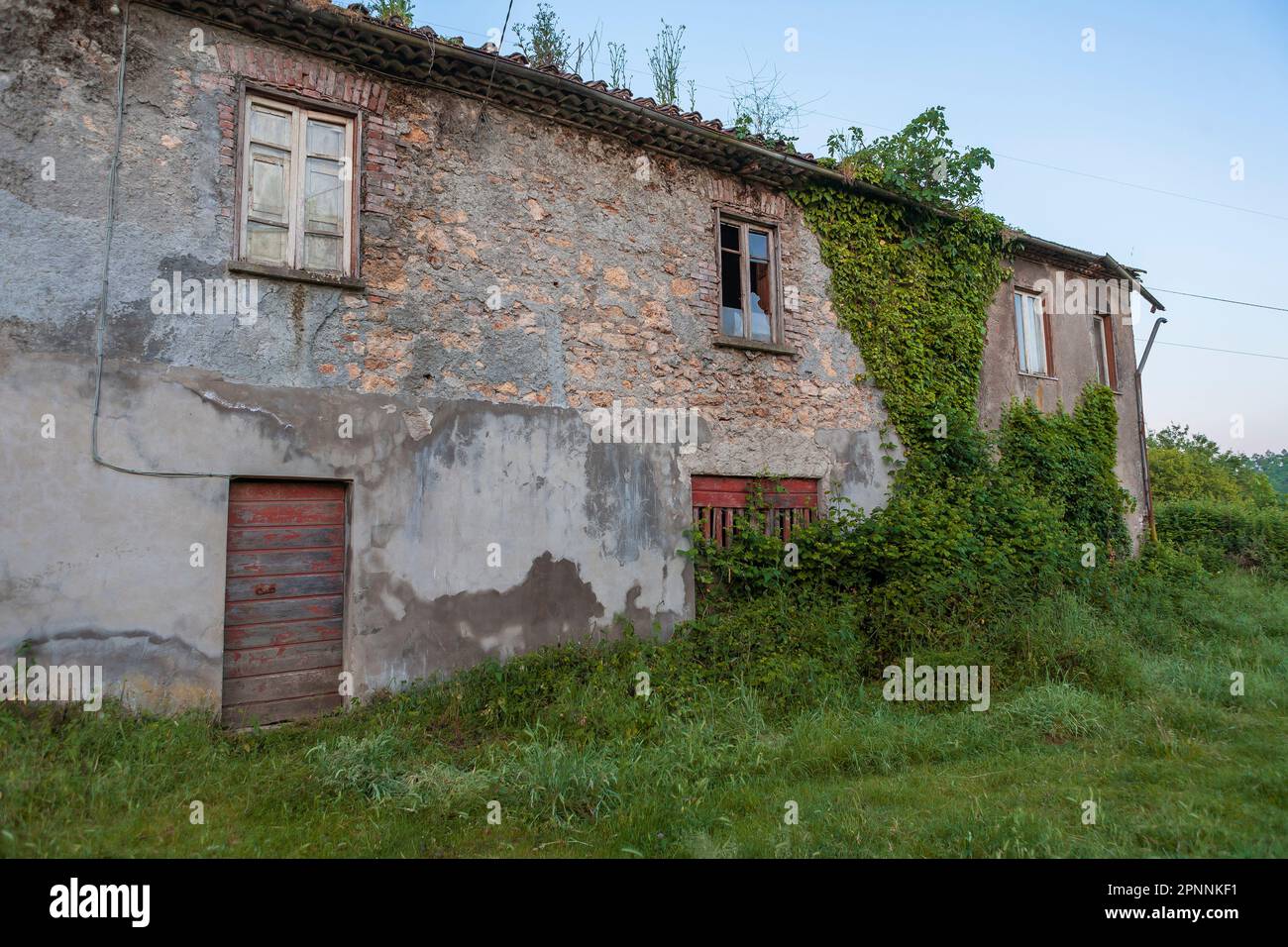 Abandoned and derelict farmhouse near the village of Tofe, Province of Frosinone, Lazio, Italy Stock Photo