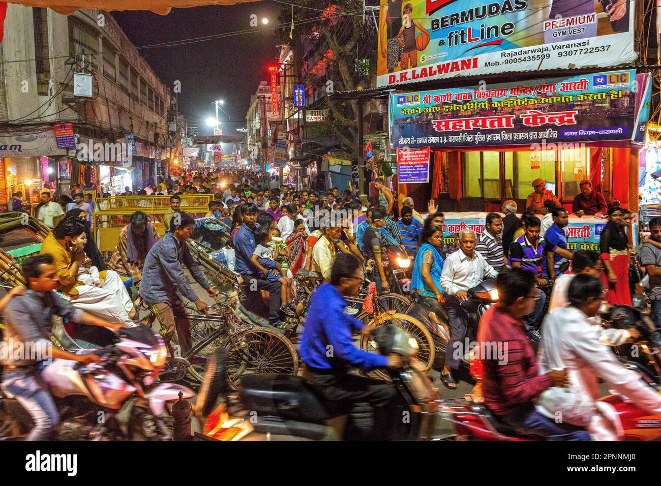 People, mopeds rickshaws and cars on the road, not only at rush hour the city has a huge problem with traffic, Varanasi, Uttar Pradesh, India Stock Photo