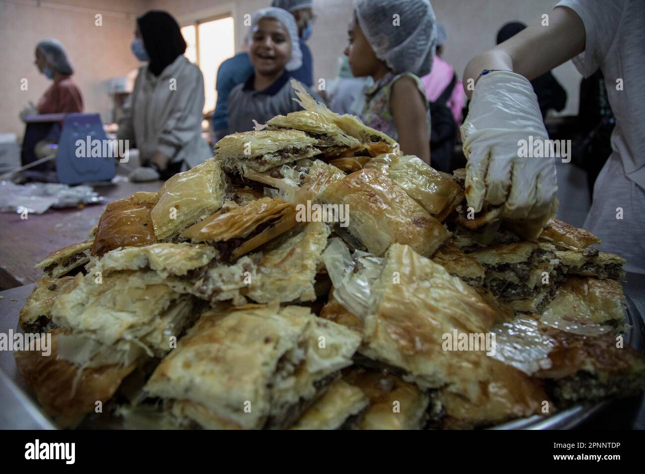 Cairo, Egypt. 19th Apr, 2023. Volunteers of the Egyptian Food Bank