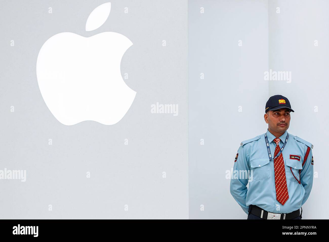 New Delhi, New Delhi, India. 20th Apr, 2023. A security personnel stands guard outside the new Apple store. (Credit Image: © Karma Sonam Bhutia/ZUMA Press Wire) EDITORIAL USAGE ONLY! Not for Commercial USAGE! Stock Photo