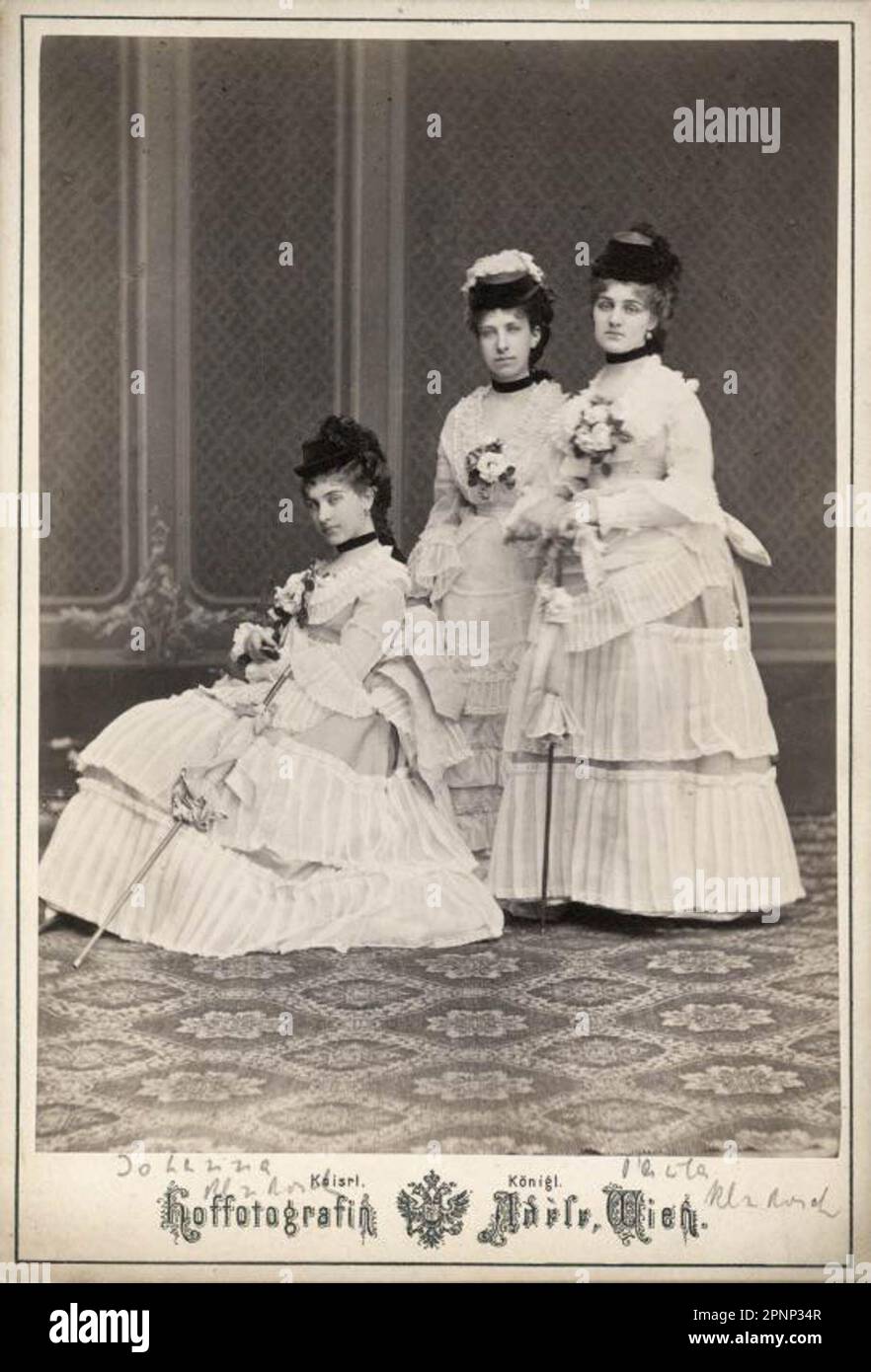 Hanna and Paula Klinkosch with an unknown lady, photo by court