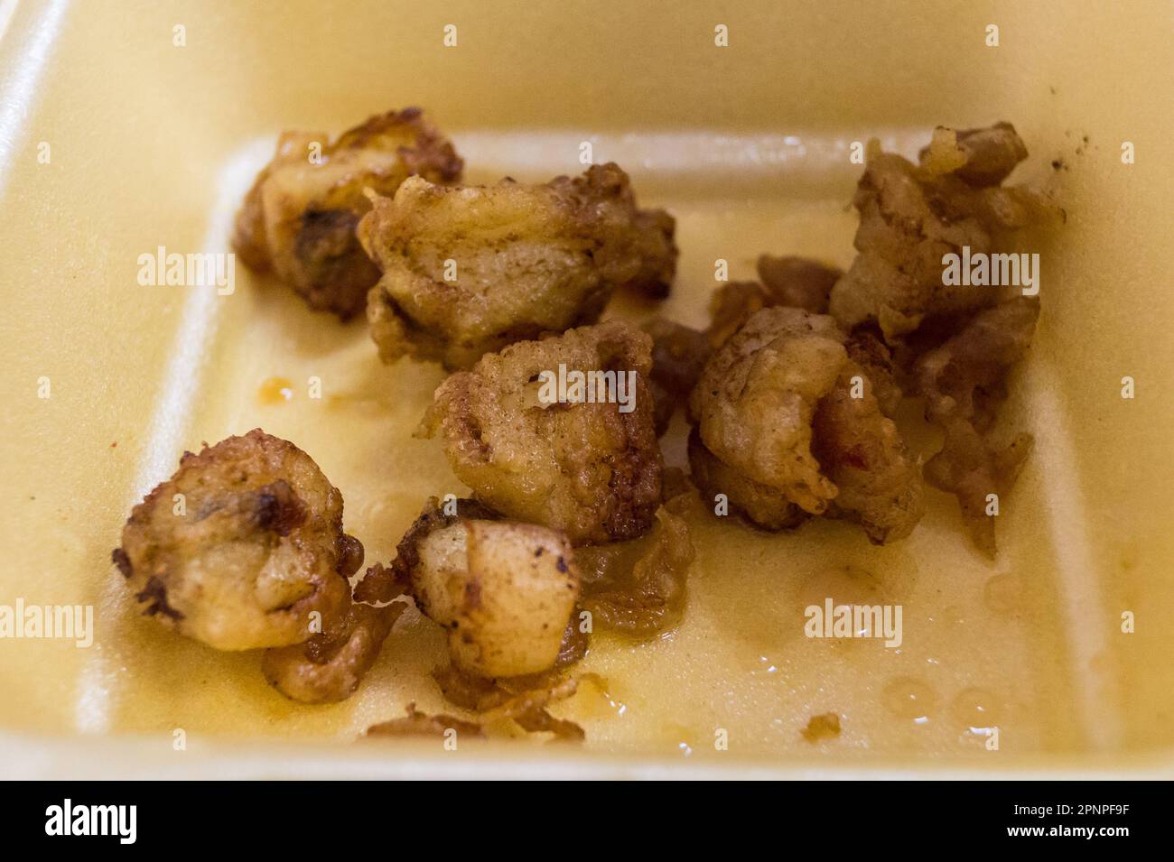 Manx Queenies, scallops fried in batter in a chip shop tray, MoJo's Fish and Chip Shop, Douglas, Isle of Man Stock Photo