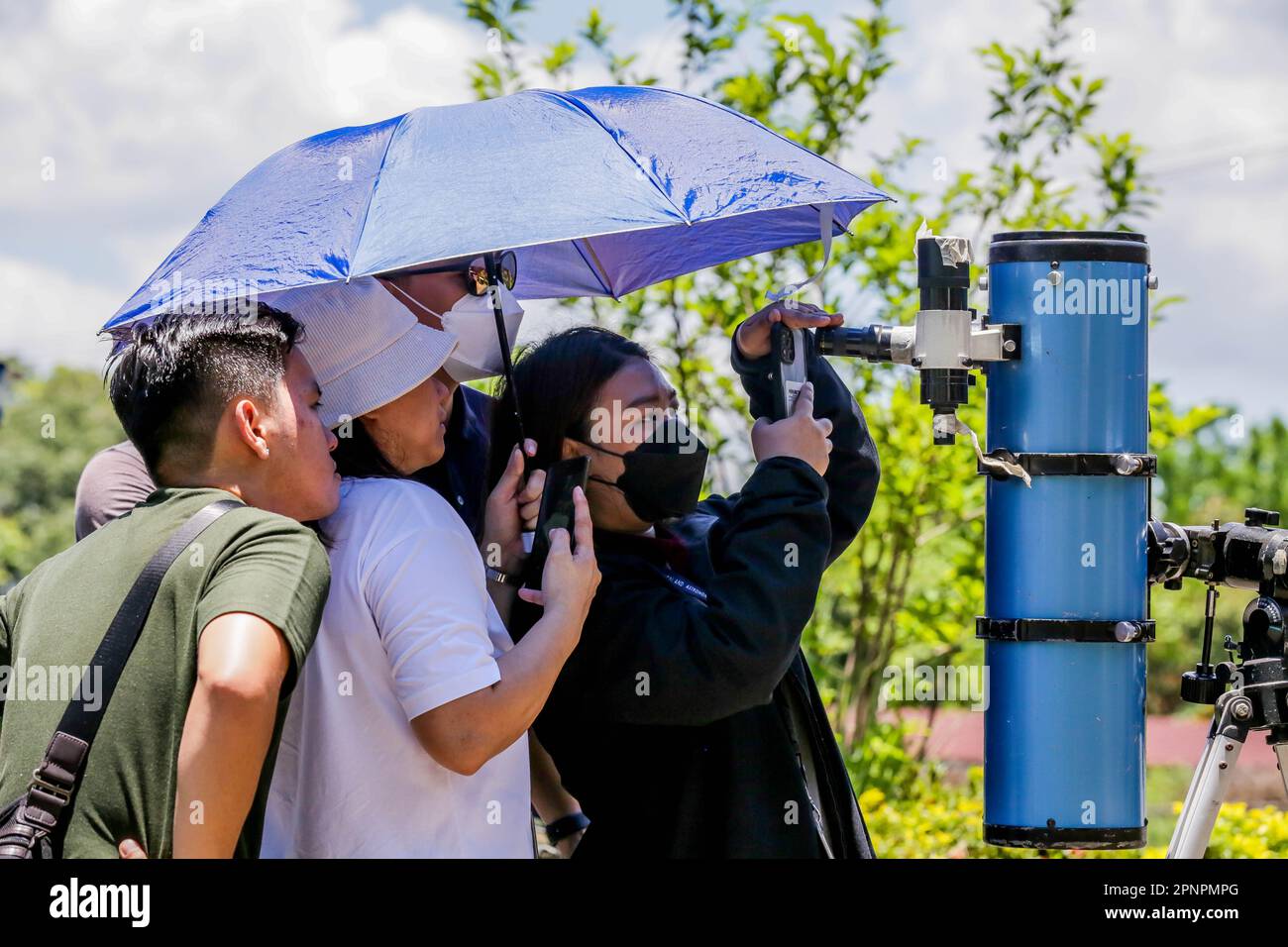 Quezon City, Philippines. 20th Apr, 2023. Students watch the partial