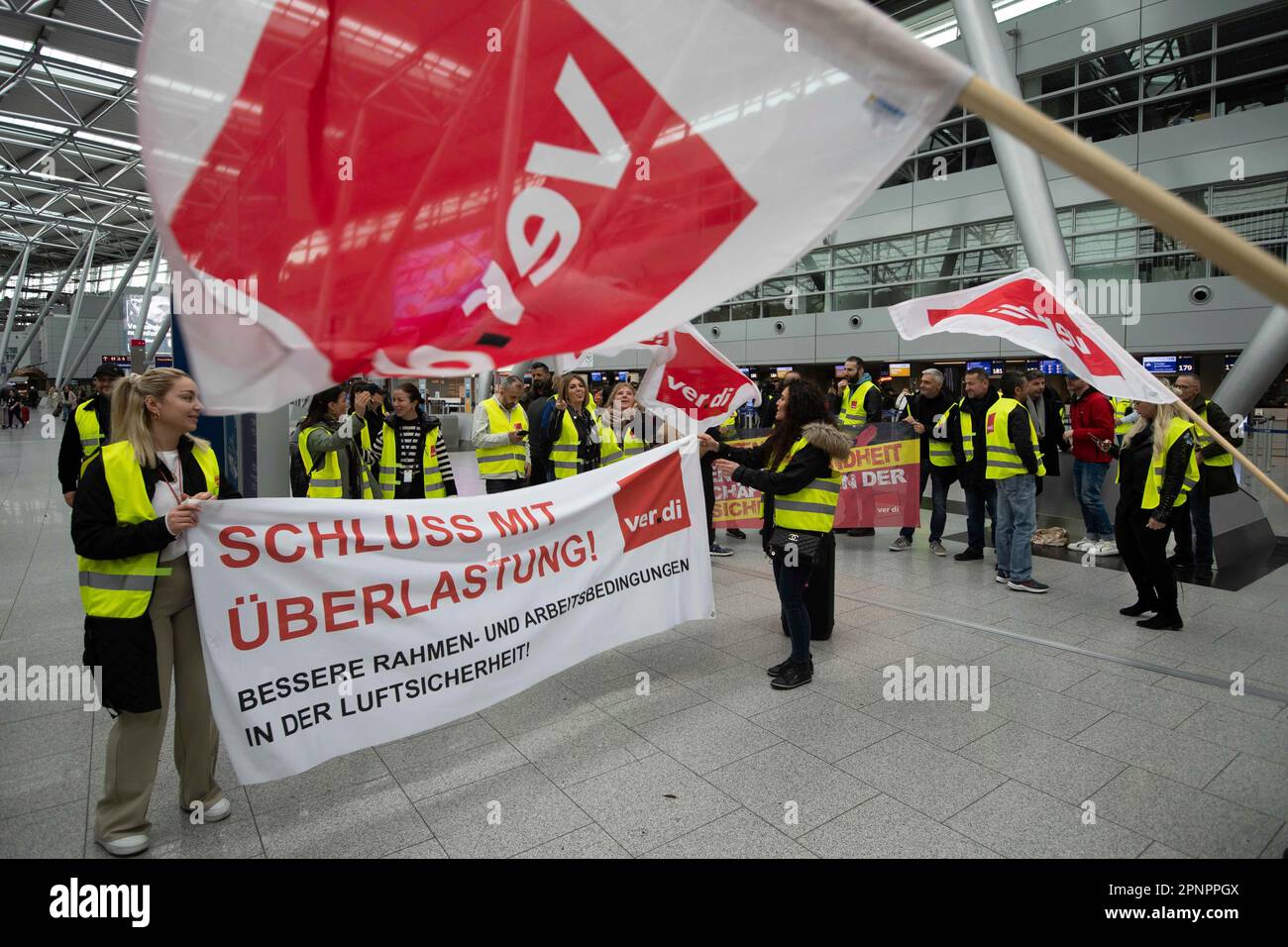 Dusseldorf, Deutschland. 20th Apr, 2023. Verdi rally, warning strikes at Duesseldorf DUS airport, the Ver.di union threatens to extend the strike Ver.di wants to put pressure on collective bargaining. A day-long warning strike has started at three German airports. The trade union ver.di wants to achieve salary increases for employees in the public sector, the ground staff and the workforce in aviation security, Düsseldorf Airport, April 20th, 2023. Credit: dpa/Alamy Live News Stock Photo