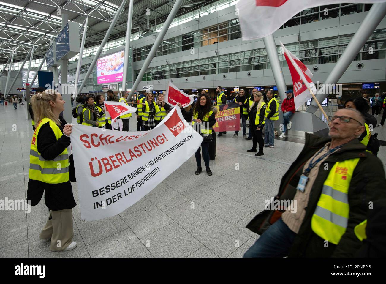 Dusseldorf, Deutschland. 20th Apr, 2023. Verdi rally, warning strikes at Duesseldorf DUS airport, the Ver.di union threatens to extend the strike Ver.di wants to put pressure on collective bargaining. A day-long warning strike has started at three German airports. The trade union ver.di wants to achieve salary increases for employees in the public sector, the ground staff and the workforce in aviation security, Düsseldorf Airport, April 20th, 2023. Credit: dpa/Alamy Live News Stock Photo