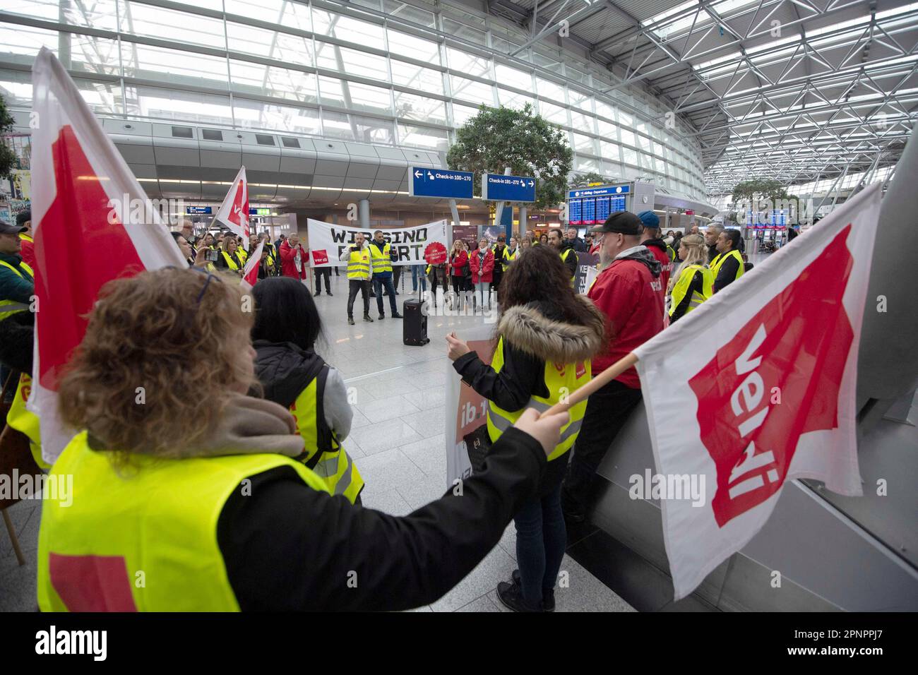 Dusseldorf, Deutschland. 20th Apr, 2023. Verdi pickets are in the ticket hall, rally, warning Dusseldorf, Deutschland. 20th Apr, 2023. Verdi pickets are in the ticket hall, rally, warning