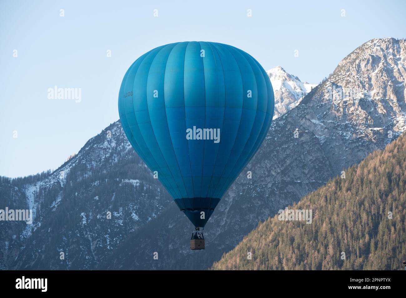 una bella mongolfiera prende il volo in una limpida mattinata in montagna nelle dolomiti Stock Photo