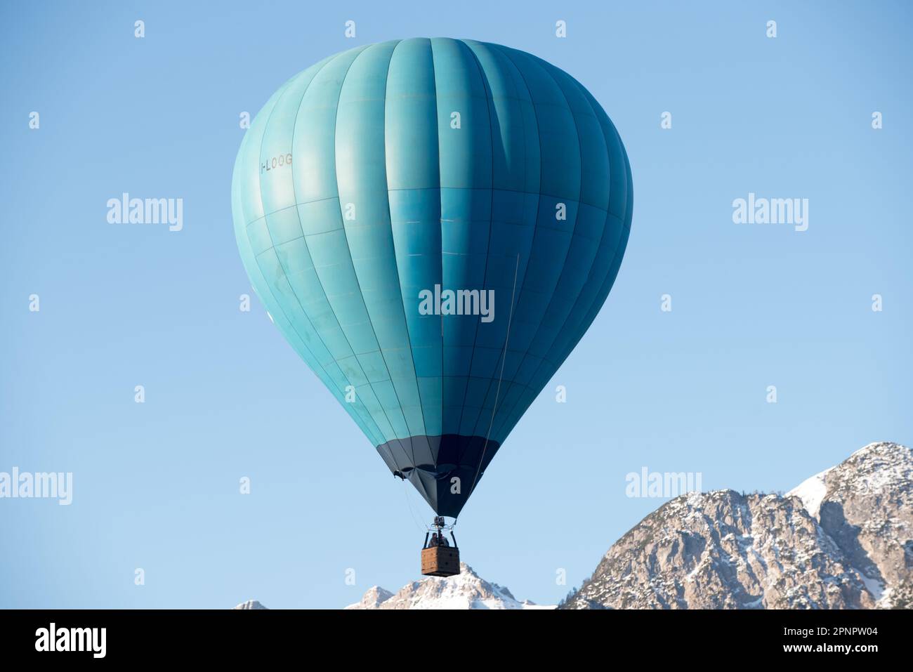 una bella mongolfiera prende il volo in una limpida mattinata in montagna nelle dolomiti Stock Photo