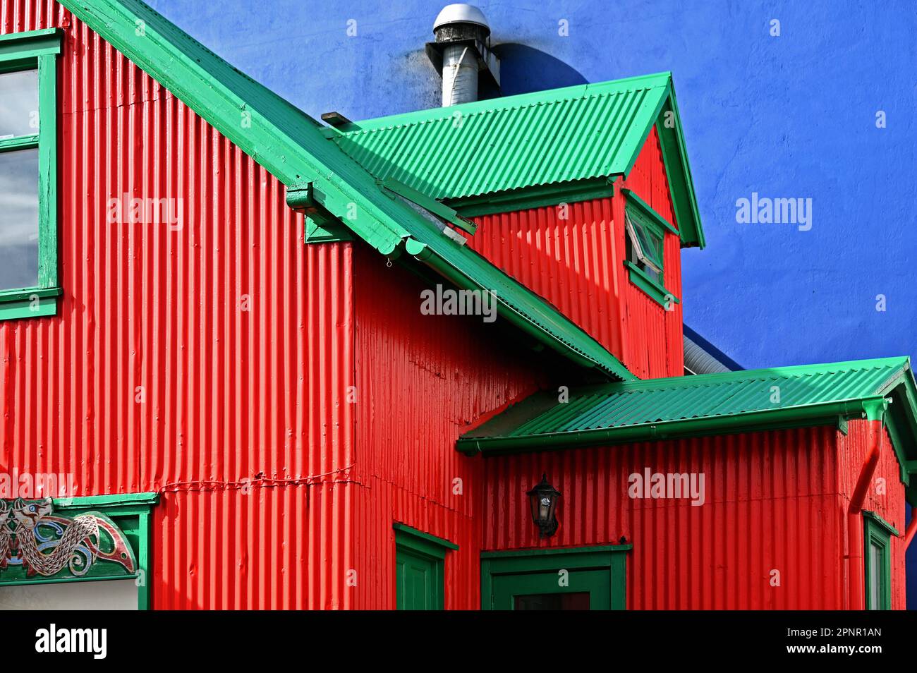 Buntes Haus mit Wellblech Verkleidung in Reykjavik, Island Stock Photo