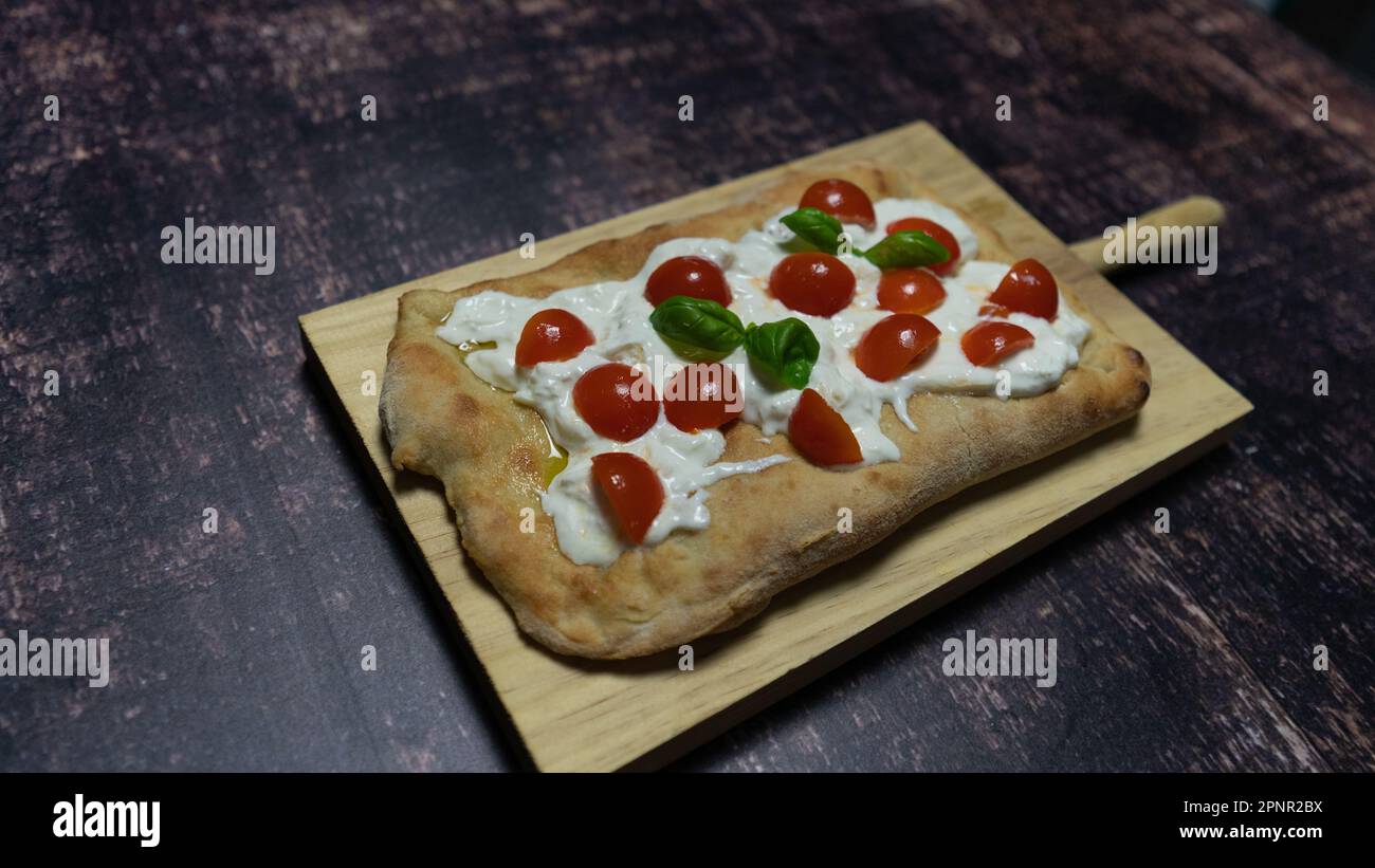 pinsa precotta pomodoro e mozzarella