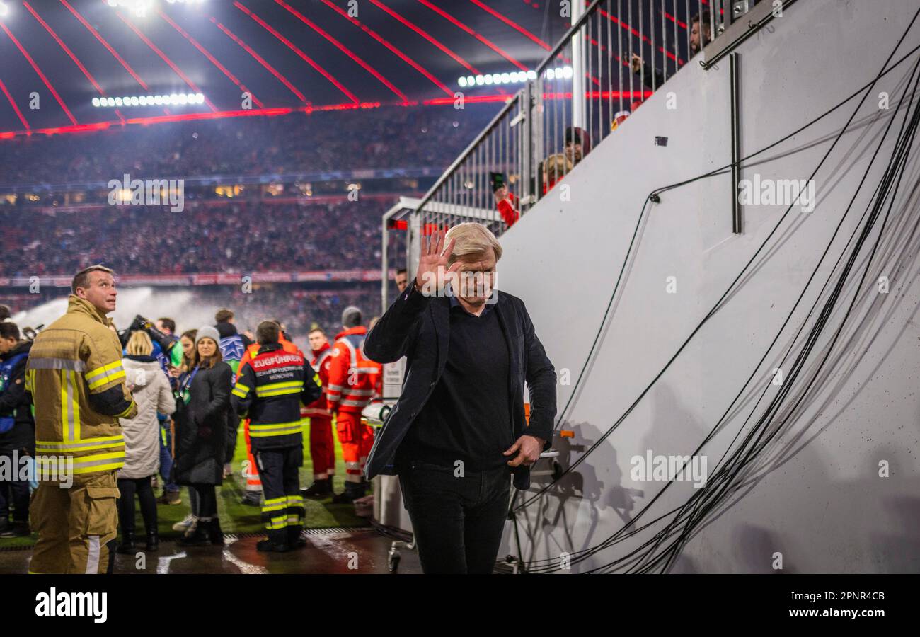 Munic, Germany. 19th Apr, 2023.  Manager Oliver Kahn (Muenchen) verlässt den Innenraum der Allianz Arena und winkt FC Bayern München - Manchester City Stock Photo