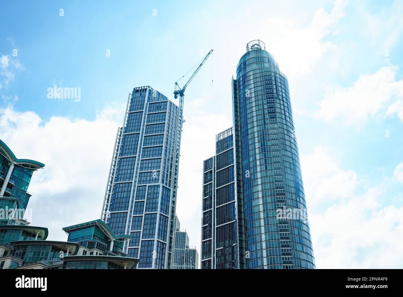 St Georges Wharf Tower, flanked by other buildings containing offices, residences and restaurants. Constructed by The Berkley Group. Stock Photo