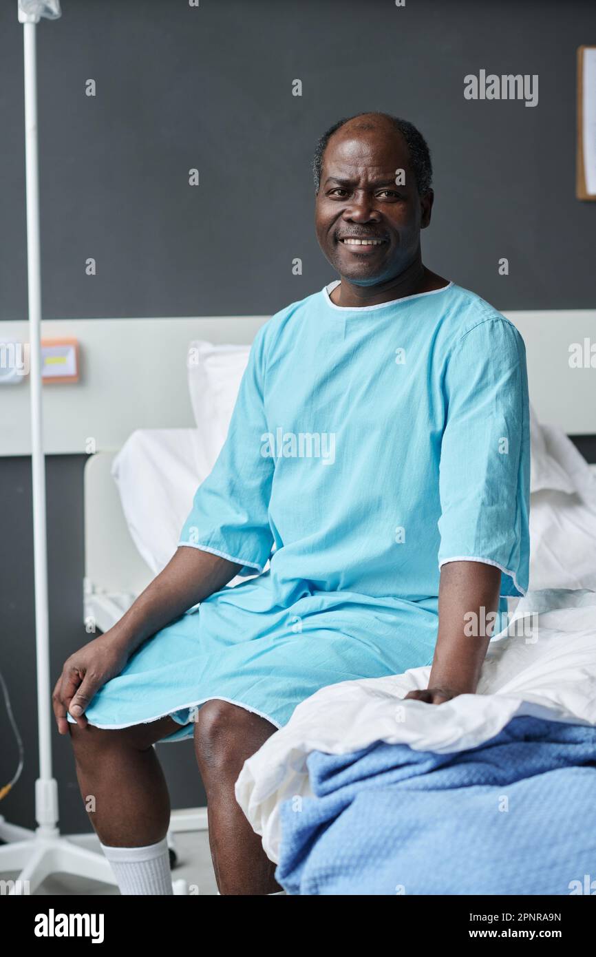 Health smiling hospital bed hi-res stock photography and images - Alamy