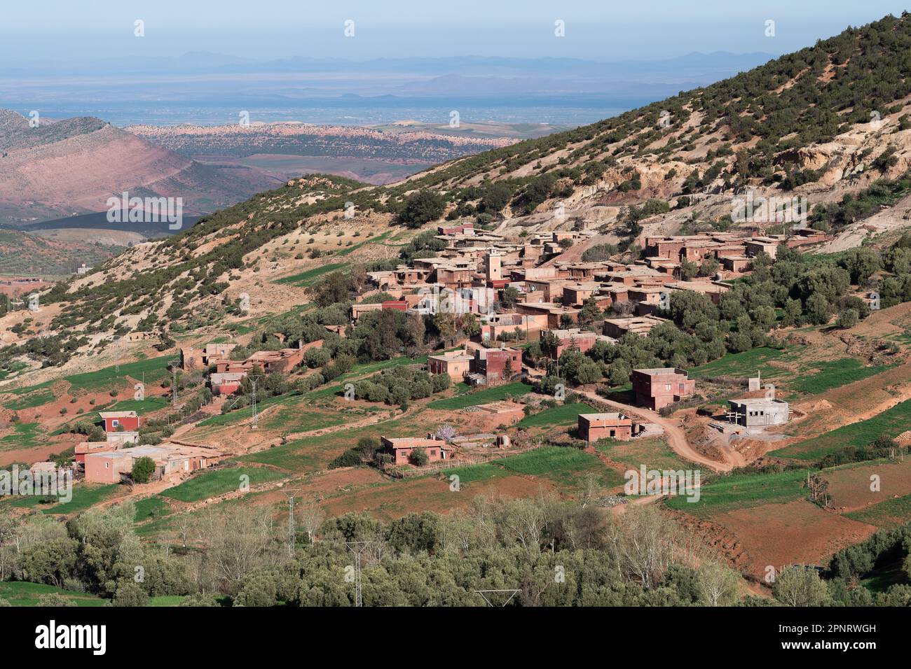 Landschaft mit Dorf am Hang im Hohen Atlas, View of a berber village in the high atlas mountains Stock Photo