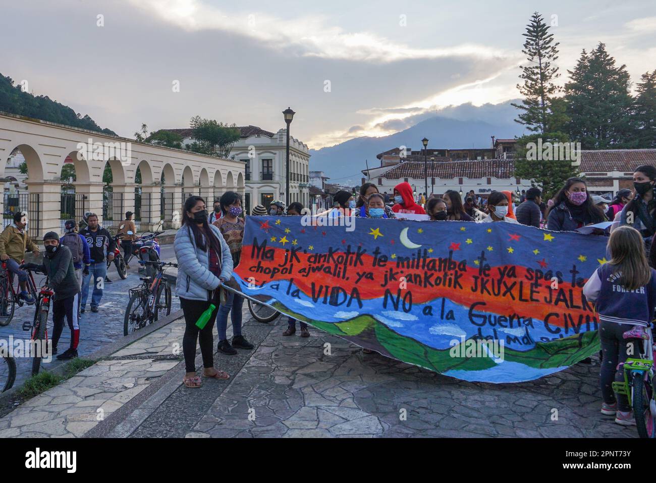 A hundred people walk along with cyclists to read a statement at the municipal palace in San Cristóbal de Las Casas, Chiapas, Mexico on September 24, 2021. The protest was organized after the Zapatista Army of National Liberation (EZLN) warned that Chiapas was on the verge of civil war due to government inaction. (Marissa Revilla/Global Press Journal) Stock Photo